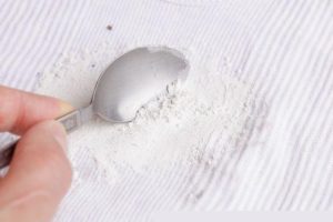 Bước 2 tẩy áo trắng bị ố vàng bằng Baking Soda