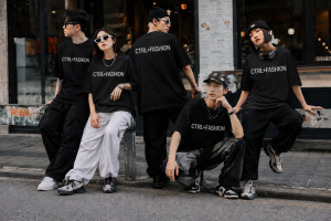 Nhóm bạn trẻ mặc áo CTRL+FASHION phong cách streetwear hiện đại, thể hiện cá tính và phong cách sống năng động trong không gian đô thị. - phong cách basic