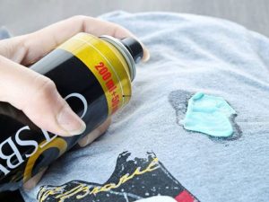 tẩy kẹo cao su trên áo thun bằng cồn