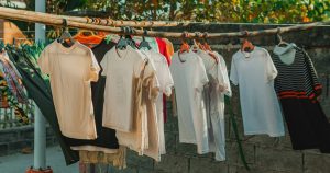 cách sấy khô áo thun cotton nhanh - áo thun bị ướt
