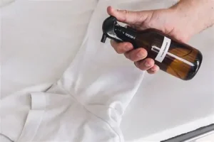 khử mùi hôi quần áo bằng nước xịt thơm áo - Cách Khử Mùi Quần Áo Không Cần Giặt