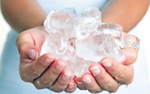cách làm phẳng áo thun không cần bàn ủi bằng viên đá lạnh