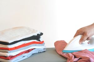 mẹo cất đồ mùa hè - phẳng quần áo