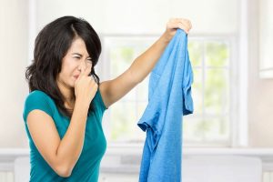 cách sấy khô áo thun cotton nhanh - bị dính mùi khó chịu