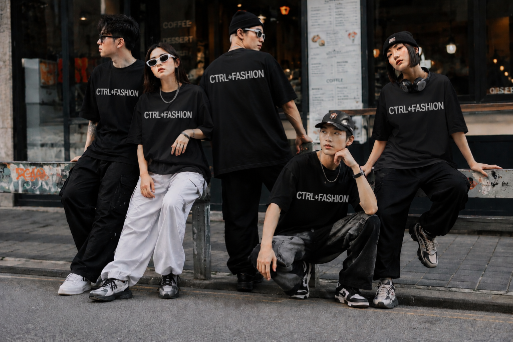 Nhóm bạn trẻ mặc áo CTRL+FASHION phong cách streetwear hiện đại, thể hiện cá tính và phong cách sống năng động trong không gian đô thị. - phong cách basic - áo thun unisex
